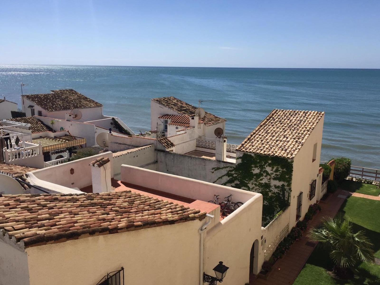 Casa Cachita-En 1ª Linea De Playa Apartment Estepona Ngoại thất bức ảnh